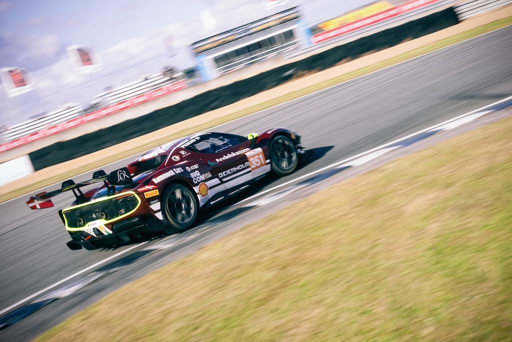 Flot felt af biler klar til Formula GT Challenge-finale på Jylllandsringen. 
(Foto: Formula GT Challenge)